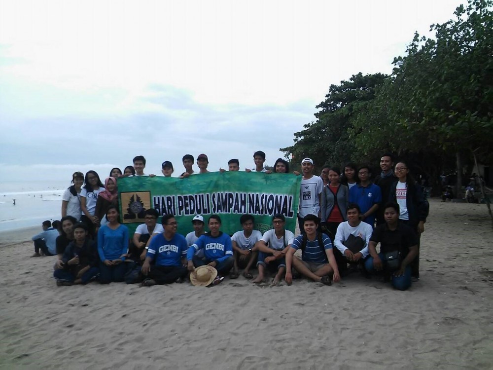 Kementerian Soslindup BEM PM Universitas Udayana Galakkan Bersih-Bersih Pantai