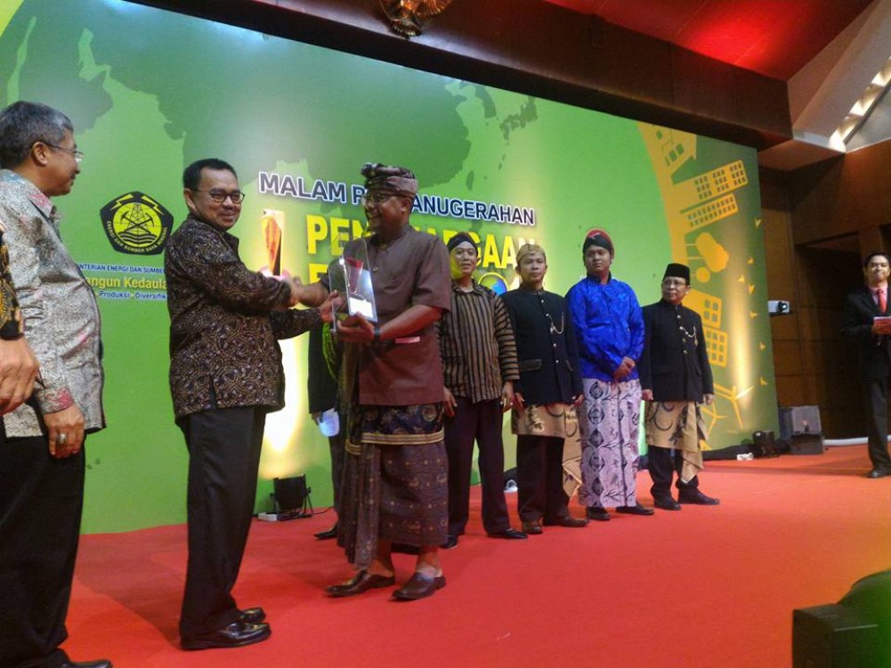 Prof. Dr. Tjokorda Gde Tirta Nindhia, S.T., M.T, staff fakultas teknik Universitas Udayana menerima penghargaan energi nasional dari Kementrian ESDM