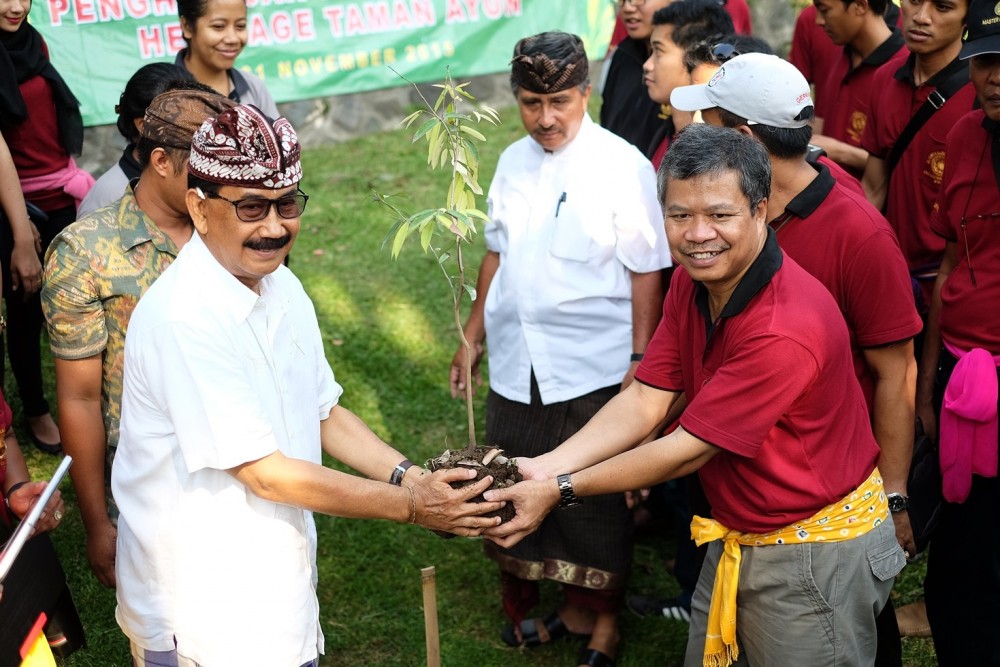 Penghijauan S-2 Kajian Pariwisata Unud di UNESCO World Heritage Taman Ayun